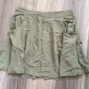 Skirt with flower detail